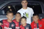 Newell’s sancionó a seis chicos por sacarse una foto con un jugador de Central