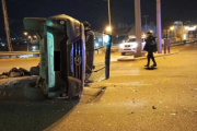 Dos vehículos colisionaron en una esquina muy transitada y uno terminó volcado