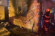 Se quedó dormido con un cigarrillo y casi incendia toda su casa