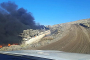 Camión cisterna volcó, se prendió fuego y dejó dos heridos