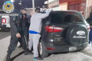 Tenía arresto domiciliario… y lo pescaron paseando con su novia
