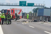 Una avioneta cayó en plena autopista y explotó: dos muertos