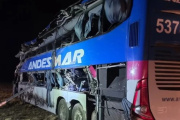 Cuatro muertos en fatal choque de un micro contra un camión en Ruta 3