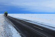 Ruta 25 cortada entre Los Altares y Tecka por nieve y viento blanco