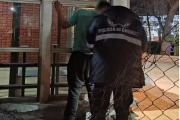 Corría con 24 prendas robadas en la mano y lo atraparon gracias a un transeúnte