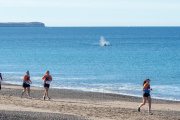 Cierra Playa Las Canteras por una carrera épica entre médanos, ballenas y cantos rodados