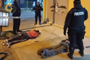 Menores corren de la policía y tiran un arma al suelo