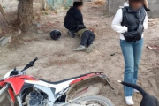 Motochorros roban una billetera e intentan agredir a la policía tras una persecución