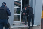 Detienen a un hombre por hobar un celular en un local de telefonía dentro de un cine