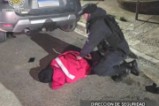 Lo atraparon con una hormigonera robada y terminó a los codazos con la Policía