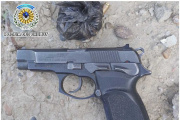 Detuvieron a dos hombres armados en el barrio Moure: llevaban una pistola 9 mm y municiones