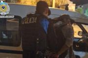 Escándalo en un bar de Trelew: tres detenidos tras destrozar la puerta de ingreso