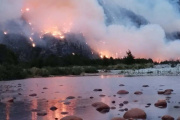 El fuego en El Turbio sigue activo y suman un campamento a solo 3 km del frente