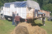 Provincia asiste a productores: entregan forraje y ayuda directa tras los incendios en la Cordillera