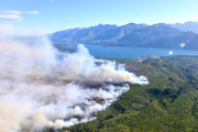Nuevo incendio forestal en el acceso sur moviliza a más de 100 brigadistas