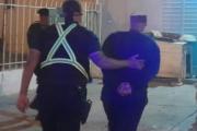 Lo cruzaron caminando y cayó: detuvieron a un joven con pedido de captura activo