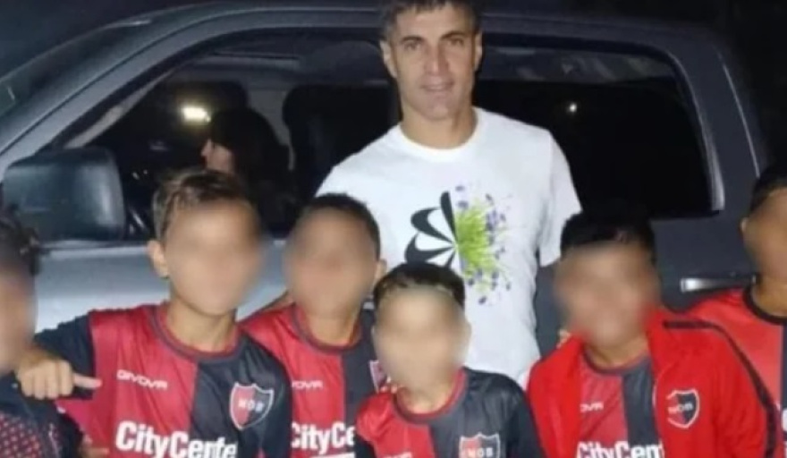 Newell’s sancionó a seis chicos por sacarse una foto con un jugador de Central