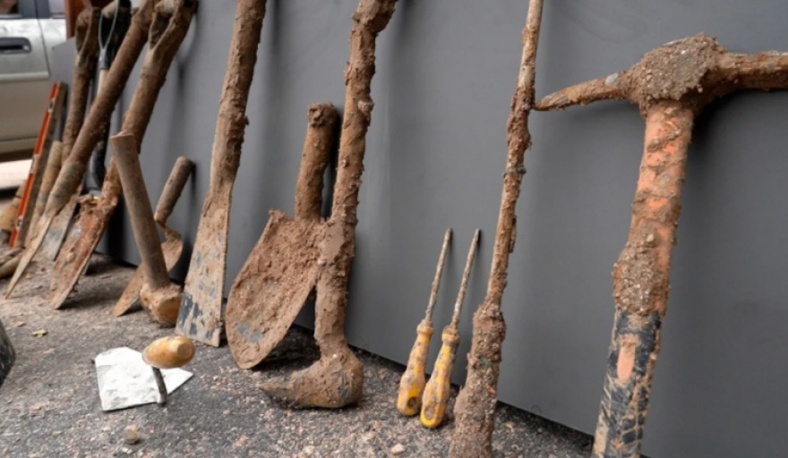 Caen 11 delincuentes que cavaban un túnel para asaltar un banco en Montevideo