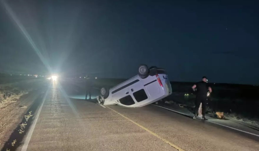 Vuelco en El Doradillo: una maniobra de sobrepaso fallida terminó con una Kangoo sobre el asfalto