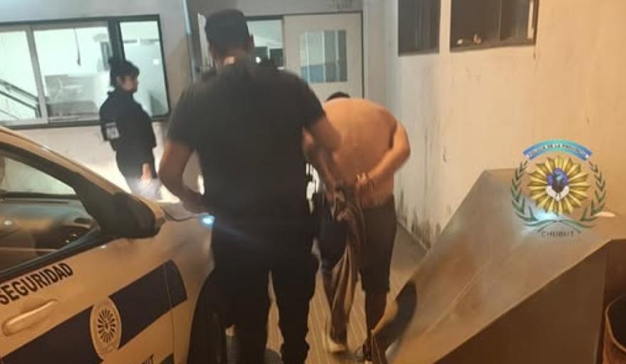 Lo encontraron escondido en el baño de una casa y terminó detenido en Comodoro